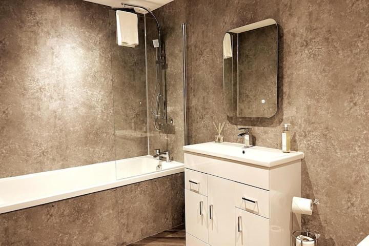 Lovely 3 Bedroom Apartment With Private Garden In Edinburgh City Centre Extérieur photo
